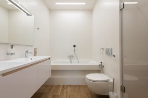 нанесение герметика в ванной комнате
