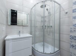 компактная душевая кабина в маленькой ванной
