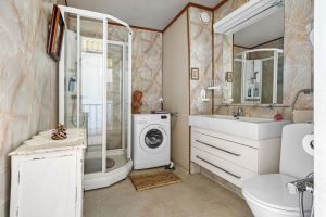 компактные решения для хранения в маленькой ванной