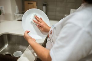 мягкая салфетка очищает керамическую раковину