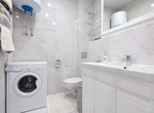 Подвесная тумба и шкаф в компактной ванной