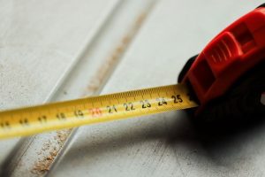 Замер ширины облицованного угла на нескольких уровнях