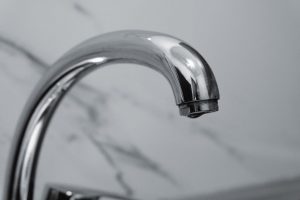 однорычажный смеситель на белой раковине
