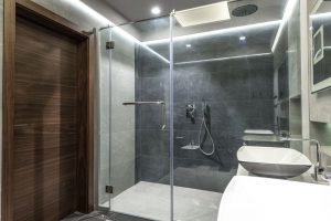 Стеклянная перегородка отделяет компактную душевую