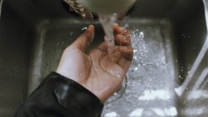 проверка соединений и сифона под кухонной мойкой