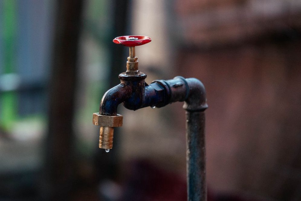 капли воды под соединением радиаторного клапана