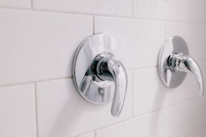 два смесителя с разными способами управления водой
